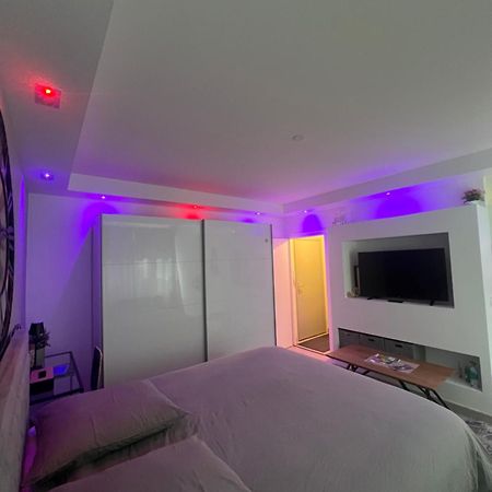 Le Carre Strasbourgeois - Logement Entier Au Centre Du Neudorf F1 Экстерьер фото